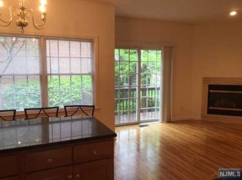 105 Stonegate Trl, Cresskill NJ  07626-2424 exterior