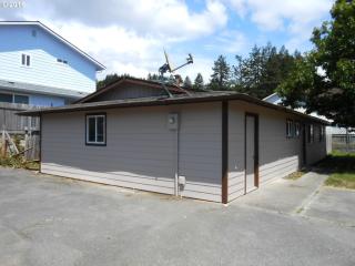 817 Pioneer Rd, Harbor OR  97415-9216 exterior