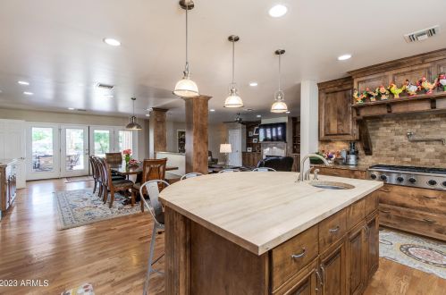 3713 Camelback Rd, Phoenix AZ 85033-1505 exterior