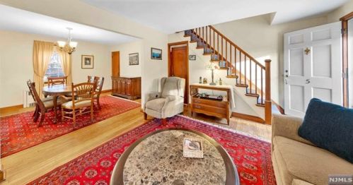 5 Crest Dr, Cresskill NJ  07626-2240 exterior