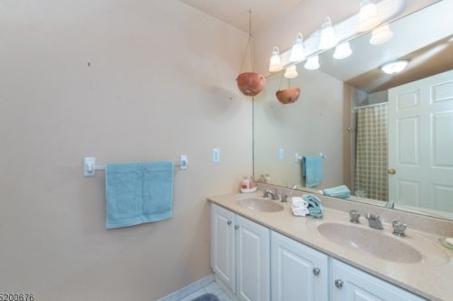 8 Jenny Ln, Wantage NJ  07461-4550 exterior