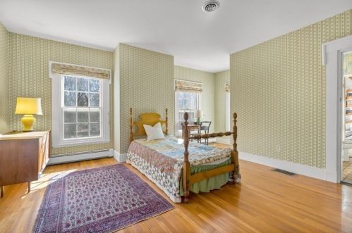 550 Beacon St, Newton MA 02459-2024 exterior