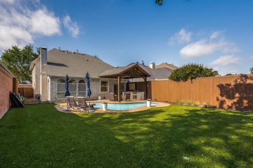 4027 Azure Ln, Addison TX 75001-3105 exterior