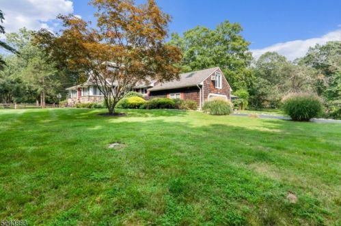 528 Stonetown Rd, Skyline Lakes, NJ 07456-1309