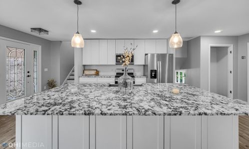 3575 Lakeshore Dr, Crown Point IN  46307-8933 exterior