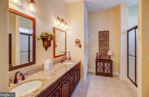 19 Ambrose Dr, Columbus NJ  08022-2305 exterior