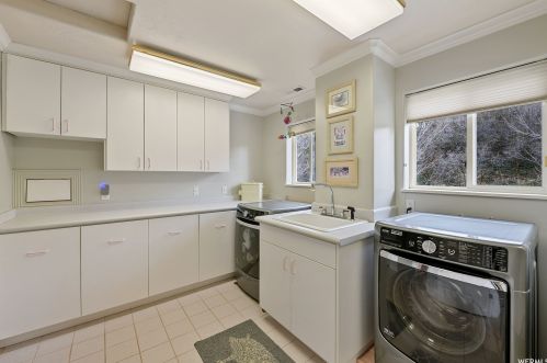 35 Lone Holw Dr, Sandy UT 84092-5530 exterior