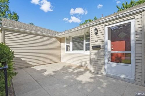 32 Deacon Pl, Cresskill NJ  07626-1139 exterior