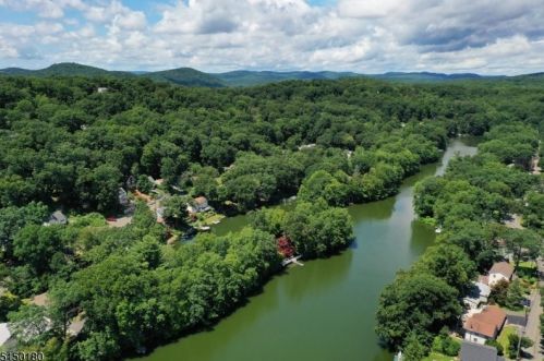 364 Skyline Lk Dr, Skyline Lakes NJ 07456-1943 exterior