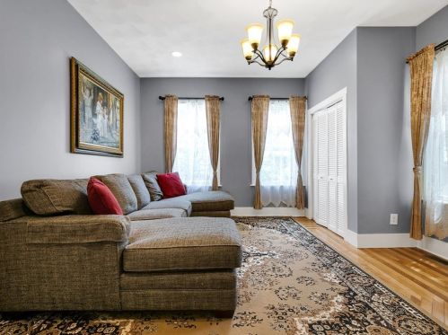 6 Rowe St, Newton MA 02466-1596 exterior