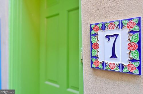 802 6th St, Philadelphia, PA 19147-3057