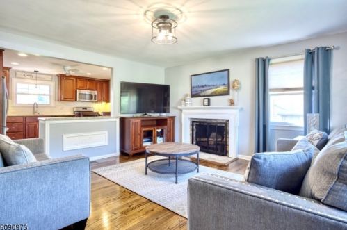 15 School Ave, East Hanover, NJ 07936-2901