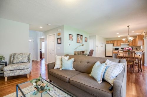 10 Scenic Rd, Montgomery, MA 01085-5196