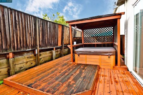 357 Napoleon Dr, San Leandro CA 94577-1580 exterior