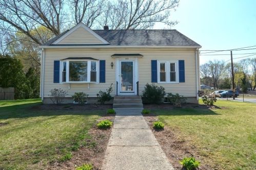 213 Newman Ave, Seekonk, MA 02771-4911