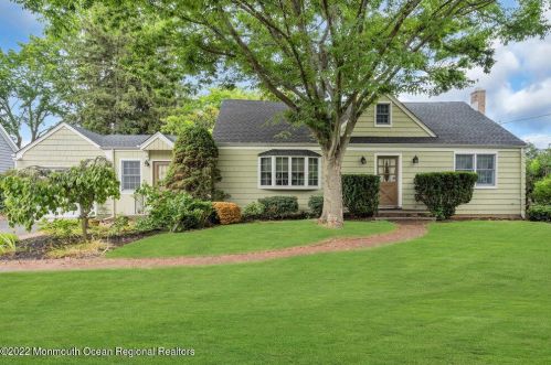 52 Laurel Dr, Little Silver, NJ 07739-1416