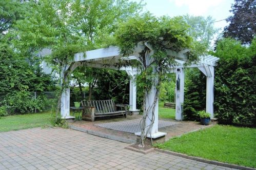 20 Mountain View St, South Hadley, MA 01075-3208