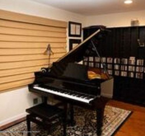 61 Essex Dr, Little Silver NJ  07739-1233 exterior