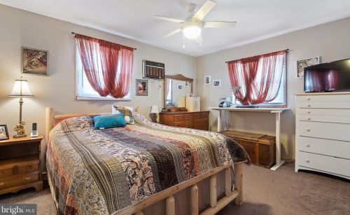 260 Columbus Dr, West Deptford NJ 08051-1258 exterior