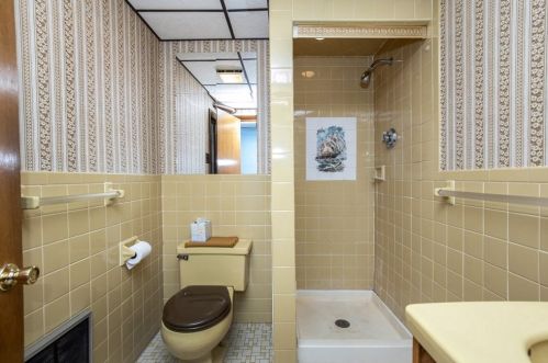 2 Chester Ave, Burlington MA 01803-1312 exterior