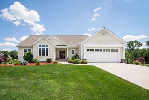 4 Ursulas Way, Seekonk MA  02771-1429 exterior