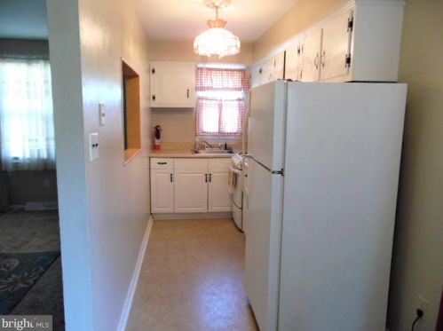 8 Parkview Cir, West Deptford, NJ 08093-1255