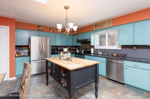 41 Salem Ln, Little Silver NJ 07739-1038 exterior