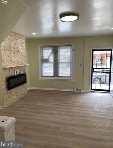 4560 16th St, Philadelphia, PA 19140-1111