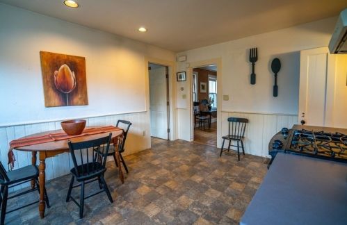 77 Mcclellan St, Amherst MA 01002-2012 exterior