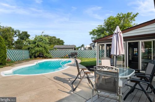 260 Columbus Dr, West Deptford NJ 08051-1258 exterior