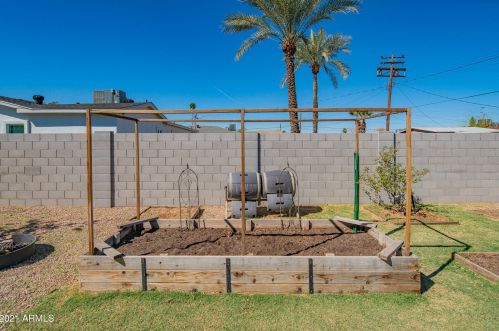 1724 Clarendon Ave, Phoenix AZ 85033-4121 exterior