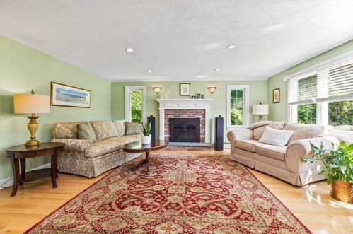 4 Pinegrove Rd, Hingham MA 02043-3923 exterior