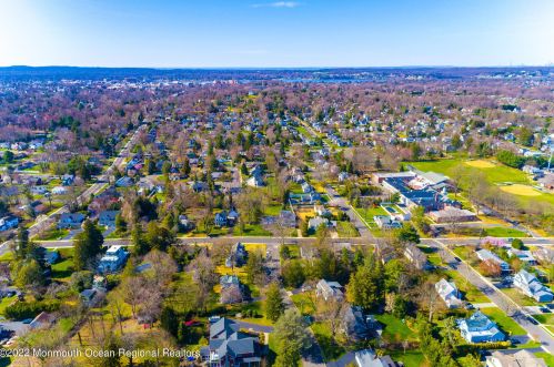 4 Laurel Dr, Little Silver NJ 07739-1416 exterior