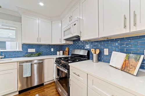 21 Beacon Pl, Chelsea MA  02150-1705 exterior