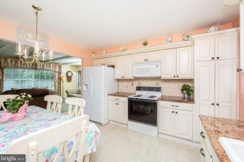 27 Rygate Ave, West Deptford NJ 08096-4218 exterior