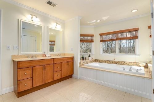 208 Vly Rd, Needham MA 02492-4720 exterior