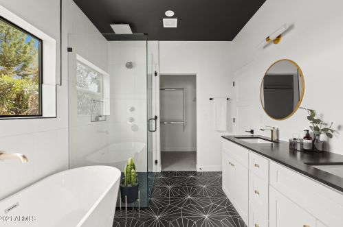 1038 Clarendon Ave, Phoenix AZ 85033-4119 exterior