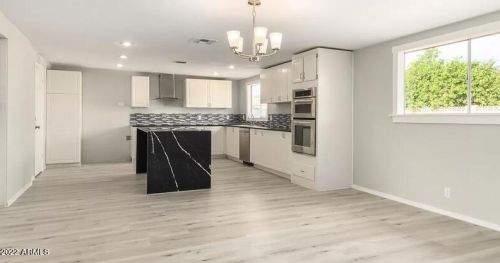 3072 Country Gables Dr, Phoenix AZ  85053-4816 exterior