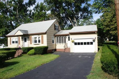 52 Robert St, Dracut, MA 01826-3037