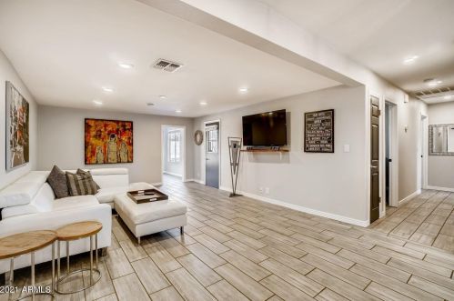 3216 Claire Dr, Phoenix AZ 85032-4911 exterior