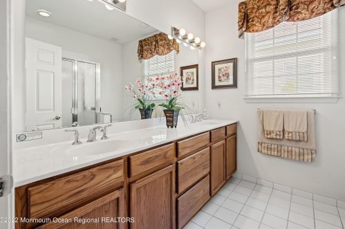 9 Fernwood Dr, Tinton Falls NJ 07712-8713 exterior