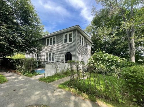 28 Circuit Ave, Worcester, MA 01603-2147