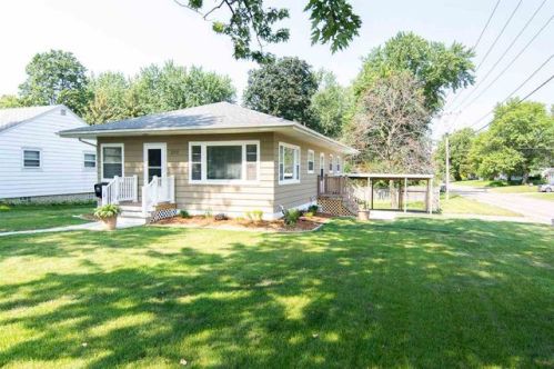 202 2nd Ave, Hiawatha, IA 52233-1626