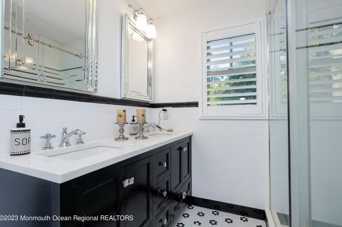 900 Roseld Ave, Tinton Falls NJ  07712-4154 exterior