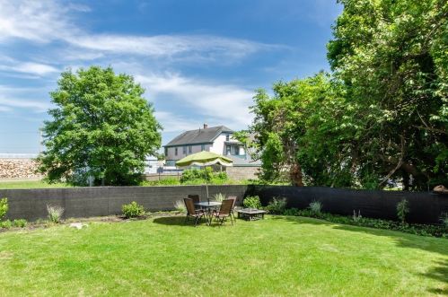 18 Mott St, New Bedford MA 02744-2307 exterior