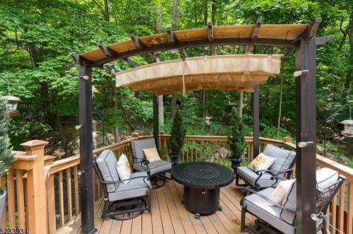 6 Cheshire Ln, Skyline Lakes NJ 07456-2743 exterior