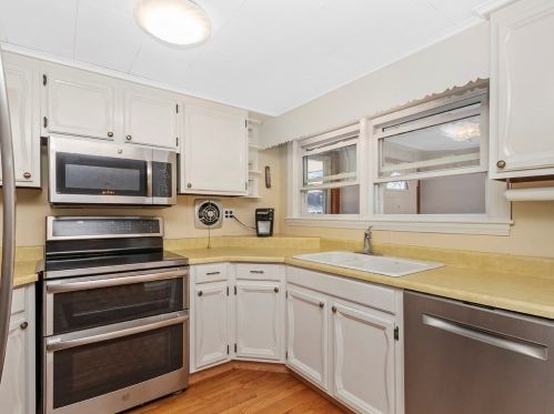 366 Sprague St, Dedham MA 02026-5242 exterior