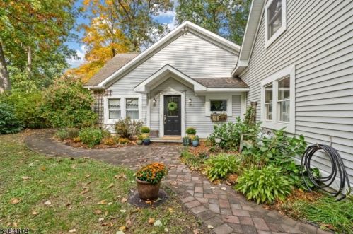 69 Oliver Pl, Skyline Lakes, NJ 07456-2140