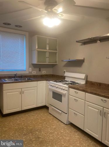 609 Broadway, West Deptford NJ 08093-1172 exterior