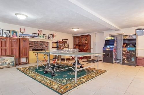 90 Countryside Ln, Milton MA 02186-4435 exterior